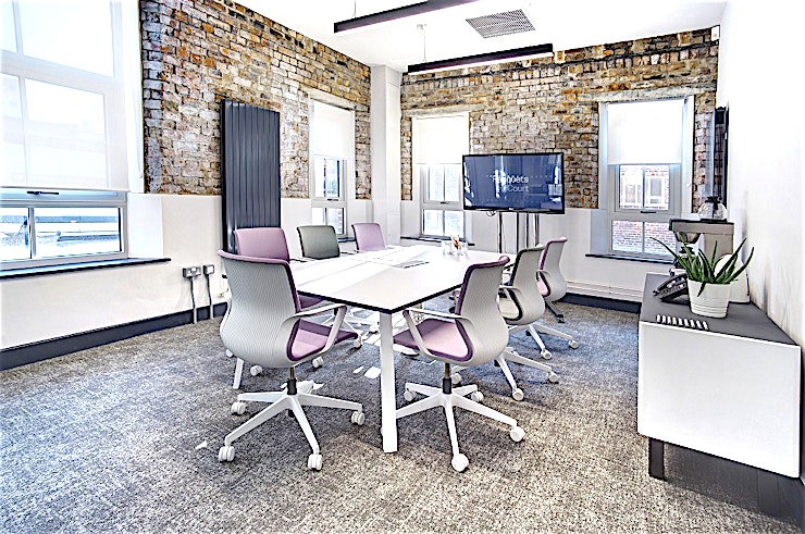 The Racquets Court The best-connected Co-Working space with onsite meeting rooms in Newcastle city centre.
Up to 40 co-working desks and 2 onsite meeting rooms and a standard internet speed of 200MB (up and down), we t